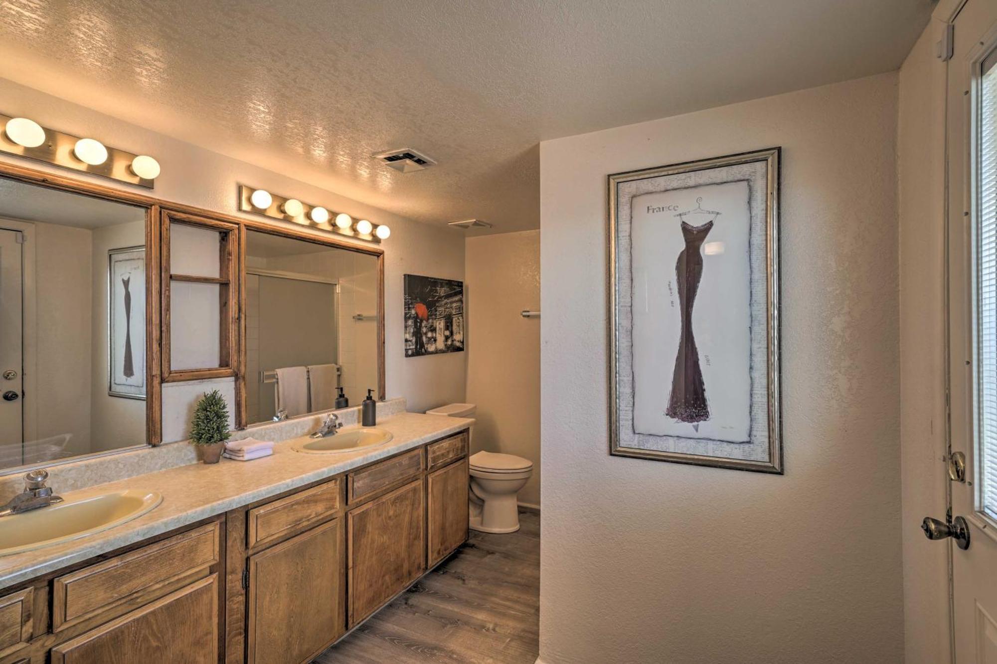 Havasu Gem With Putting And Pool Table Holiday home *