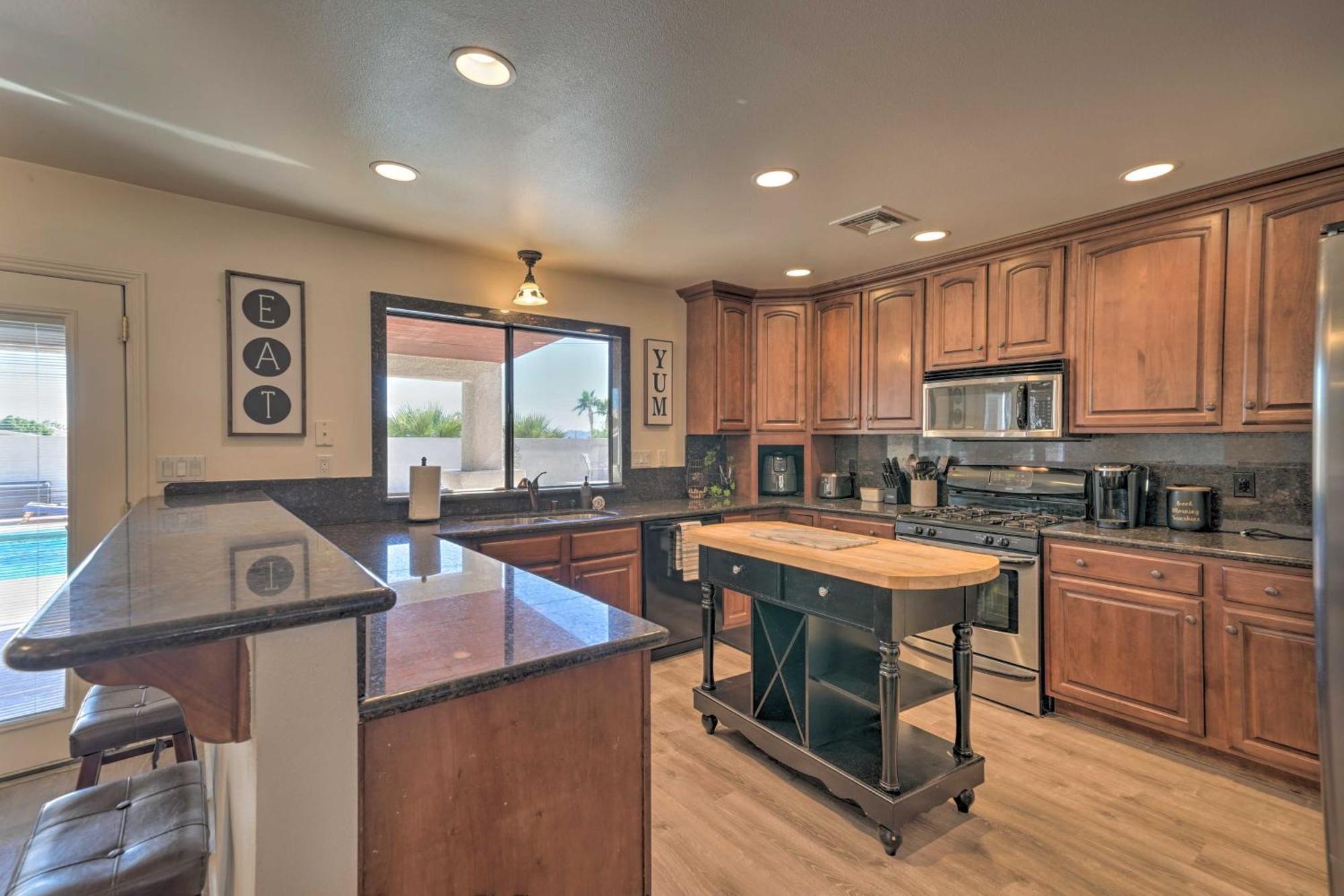 Havasu Gem With Putting And Pool Table Lake Havasu City