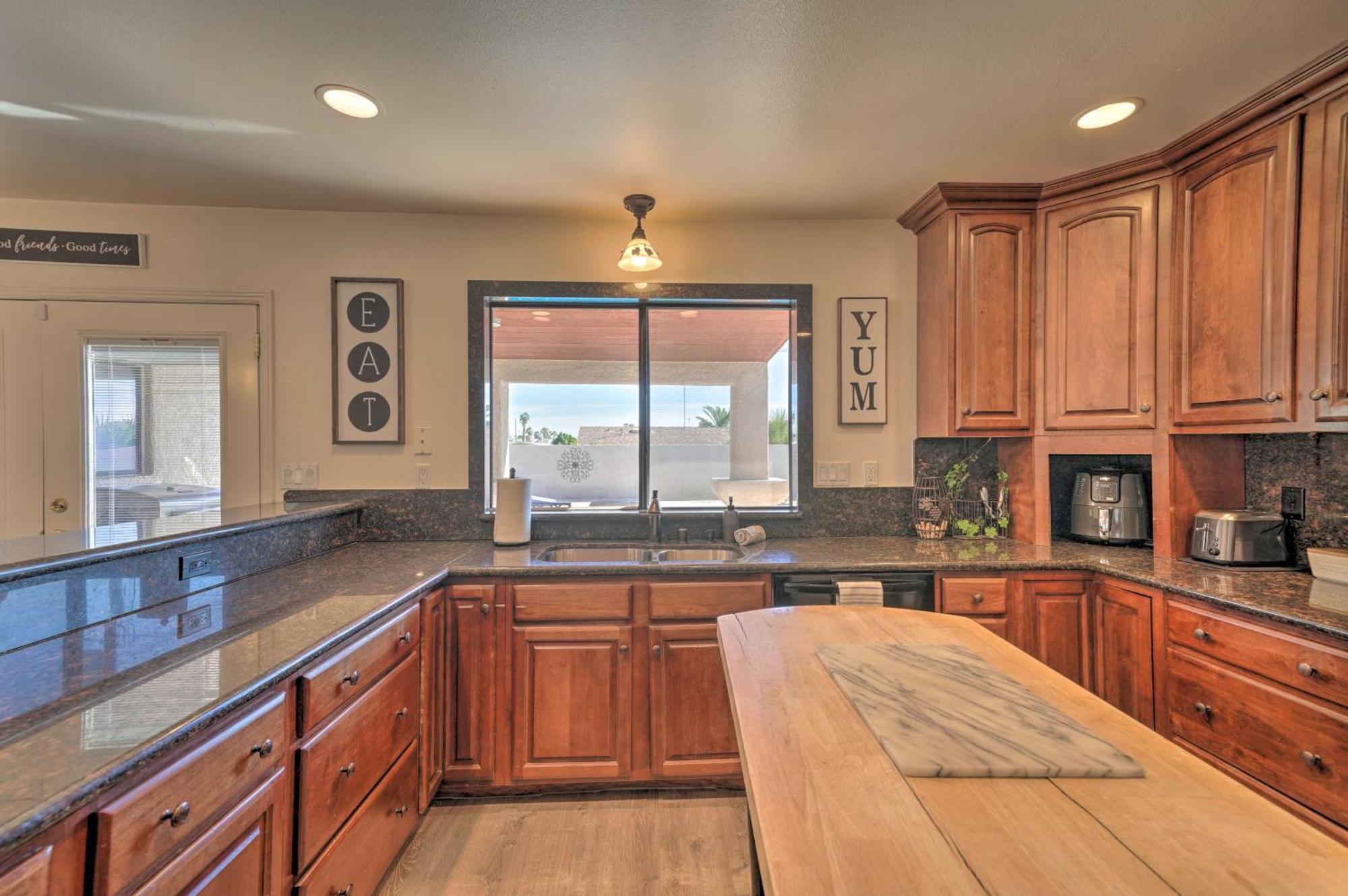 Havasu Gem With Putting And Pool Table Lake Havasu City