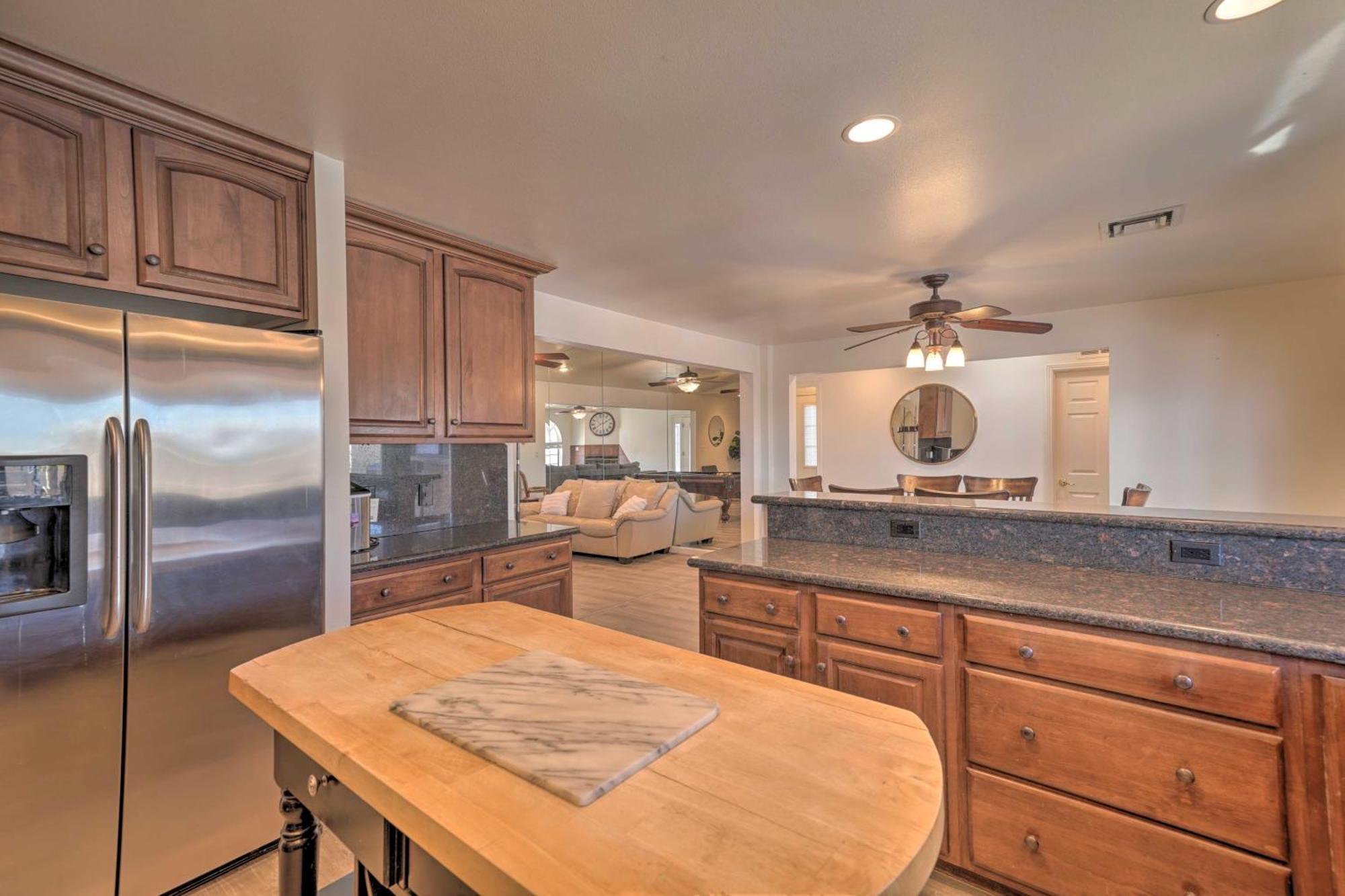 Havasu Gem With Putting And Pool Table Holiday home *