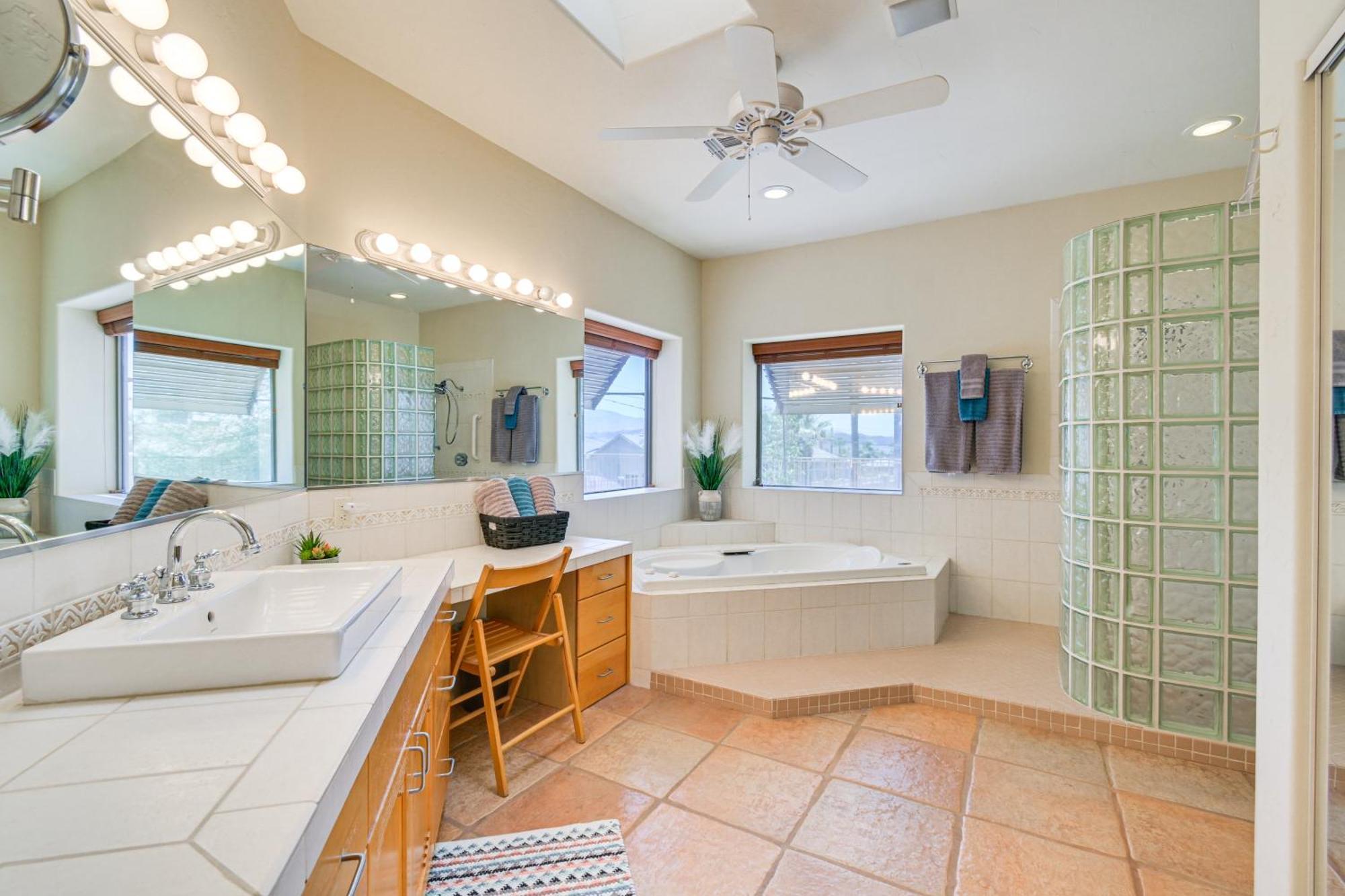 Holiday home Havasu Gem Pool And Hot Tub, Near Boating