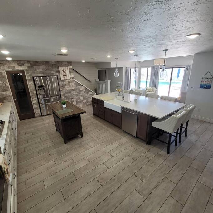 Golf Course Retreat - Olympic Style Pool, Many Games, Luxury Spa, 6 Bathrooms! *