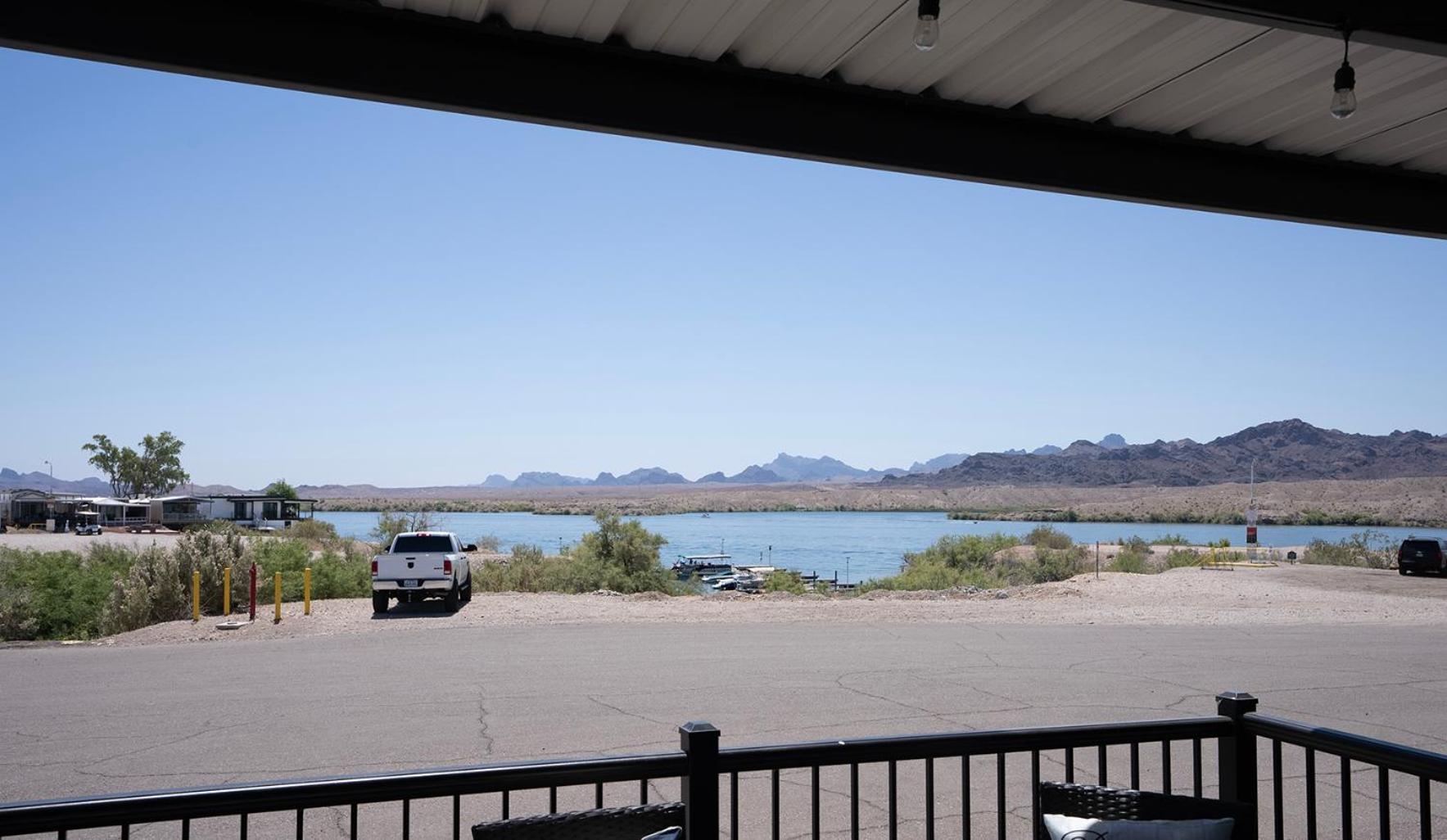 Sam's Beachcomber Beauty, Front Row, Gorgeous Views! #222 Holiday home Lake Havasu City