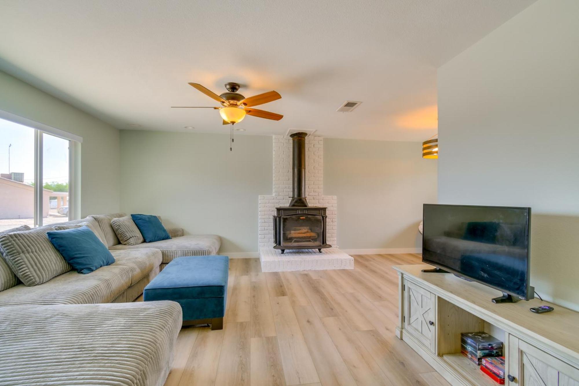 Havasu Heated Pool, 1 Mi To And Town Holiday home