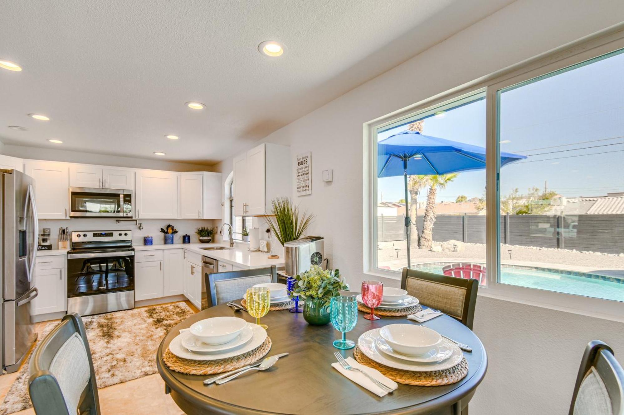 Holiday home About 5 Mi To Havasu Family With Fenced Yard!
