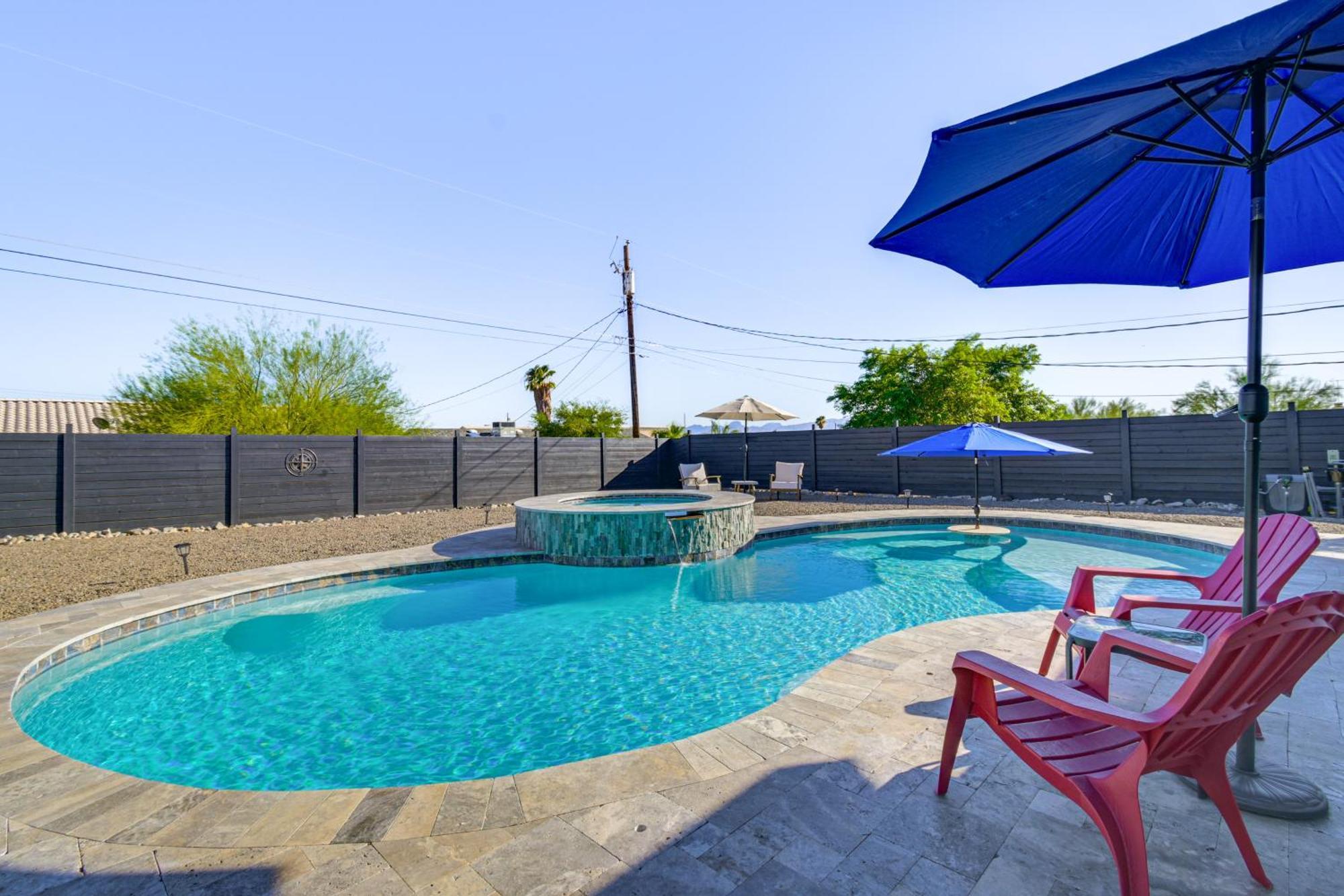 About 5 Mi To Havasu Family With Fenced Yard!