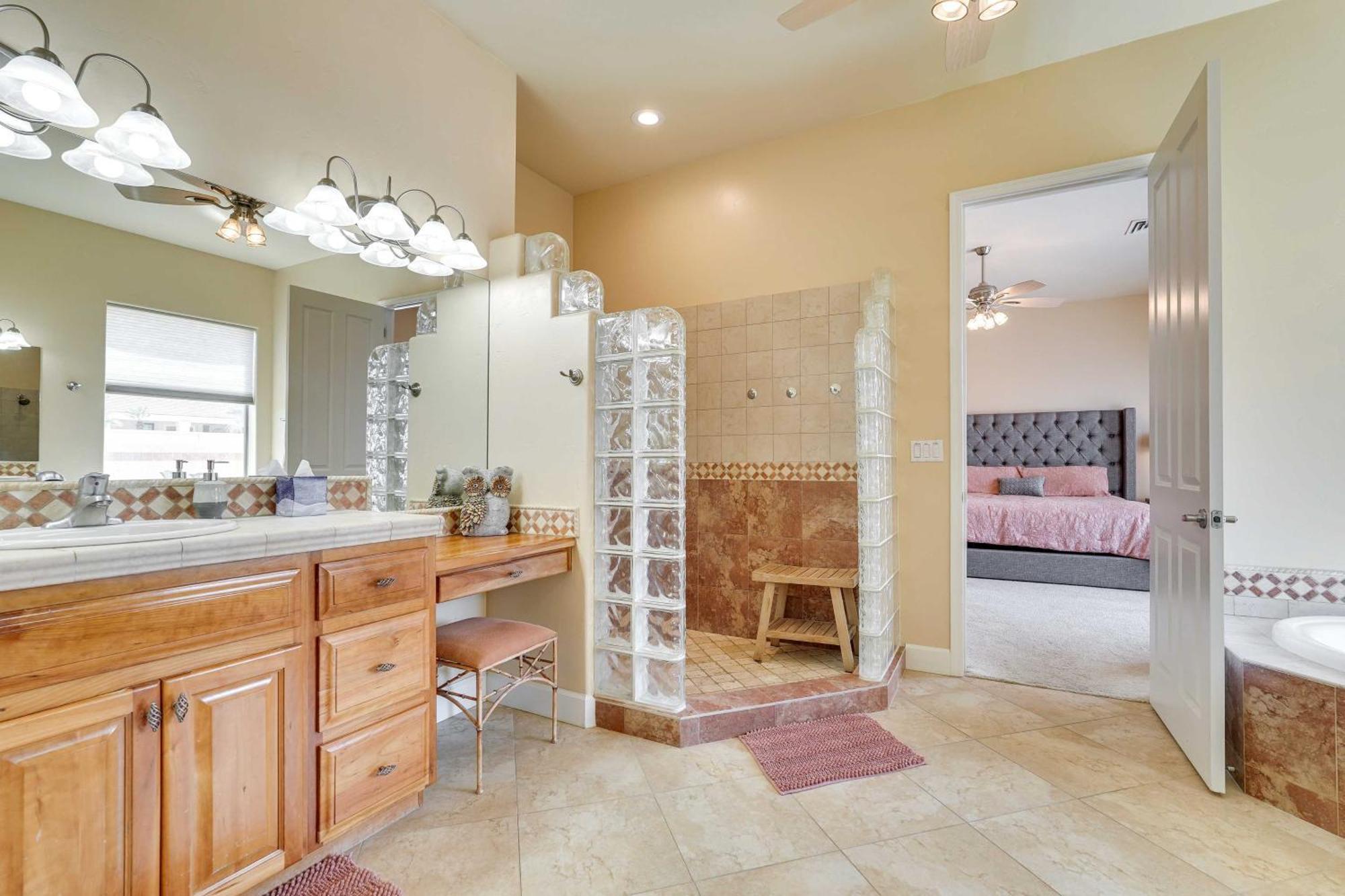 Havasu Vacation With Heated Pool! Holiday home