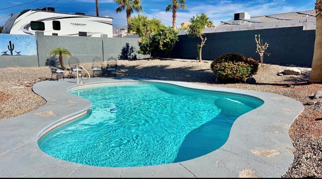 Spacious Getaway! Pool, Spa, Sleeps 9 *