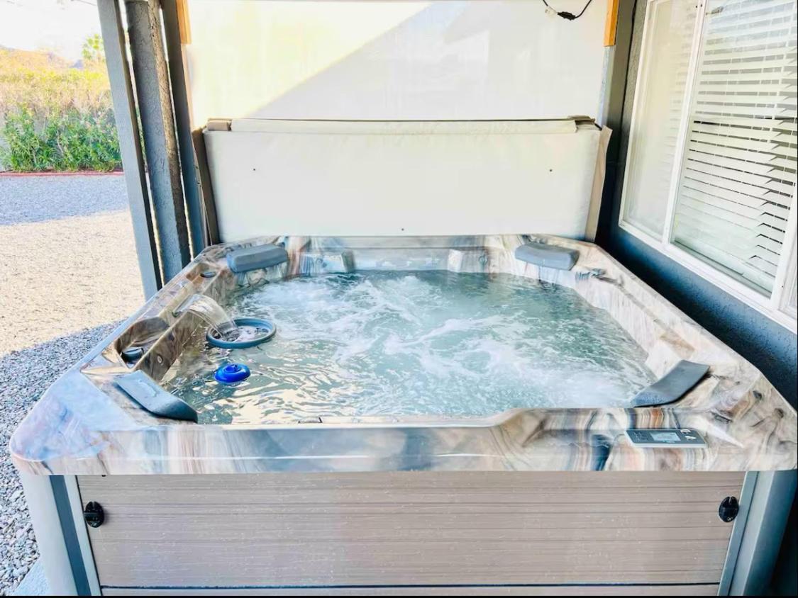 Spacious Getaway! Pool, Spa, Sleeps 9 Holiday home
