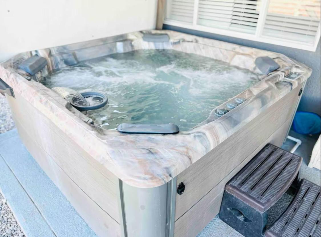 Holiday home Spacious Getaway! Pool, Spa, Sleeps 9