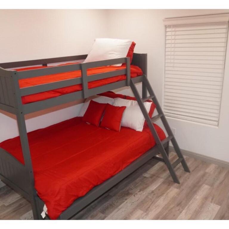 Holiday home Newly Remodeled Family Friendly Near