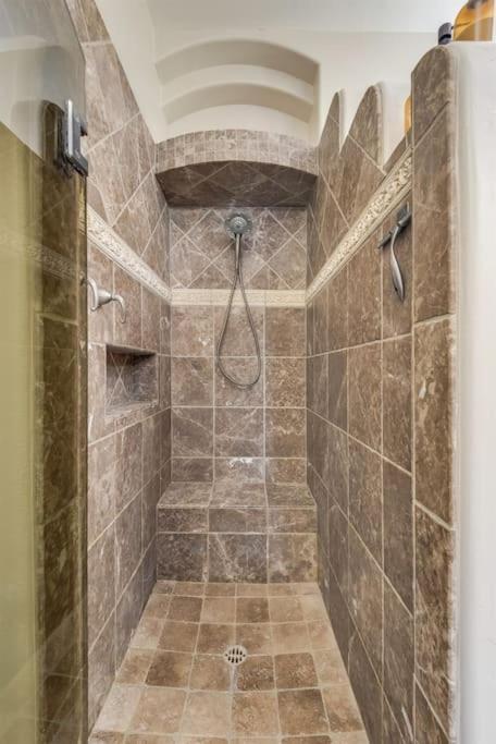 Peruvian-4 Bed Desert Oasis -pool, Hot-tub &outdoor Kitchen Holiday home Lake Havasu City