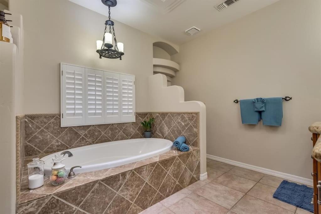 Holiday home Peruvian-4 Bed Desert Oasis -pool, Hot-tub &outdoor Kitchen Lake Havasu City