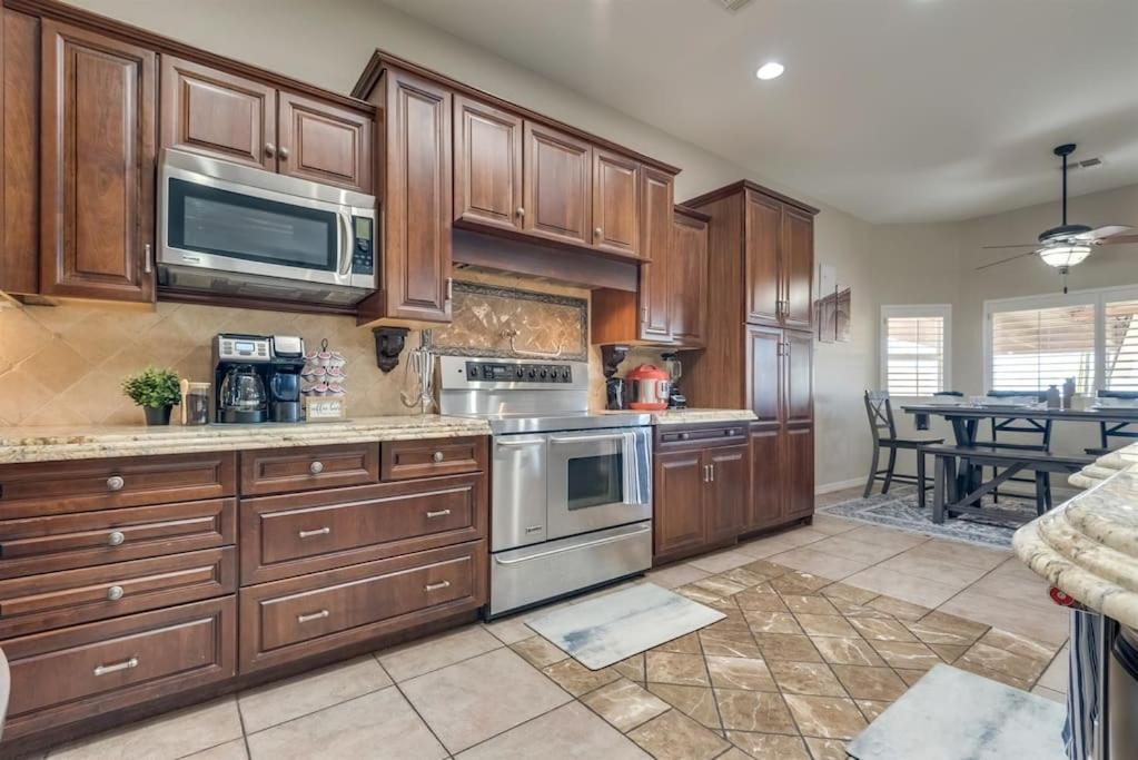 Peruvian-4 Bed Desert Oasis -pool, Hot-tub &outdoor Kitchen Holiday home Lake Havasu City