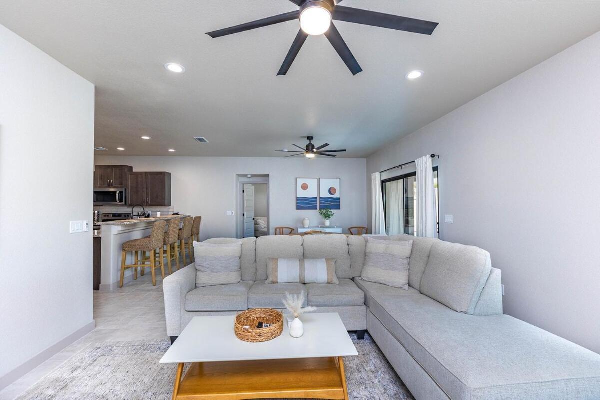 New Modern Spacious Lake Havasu City
