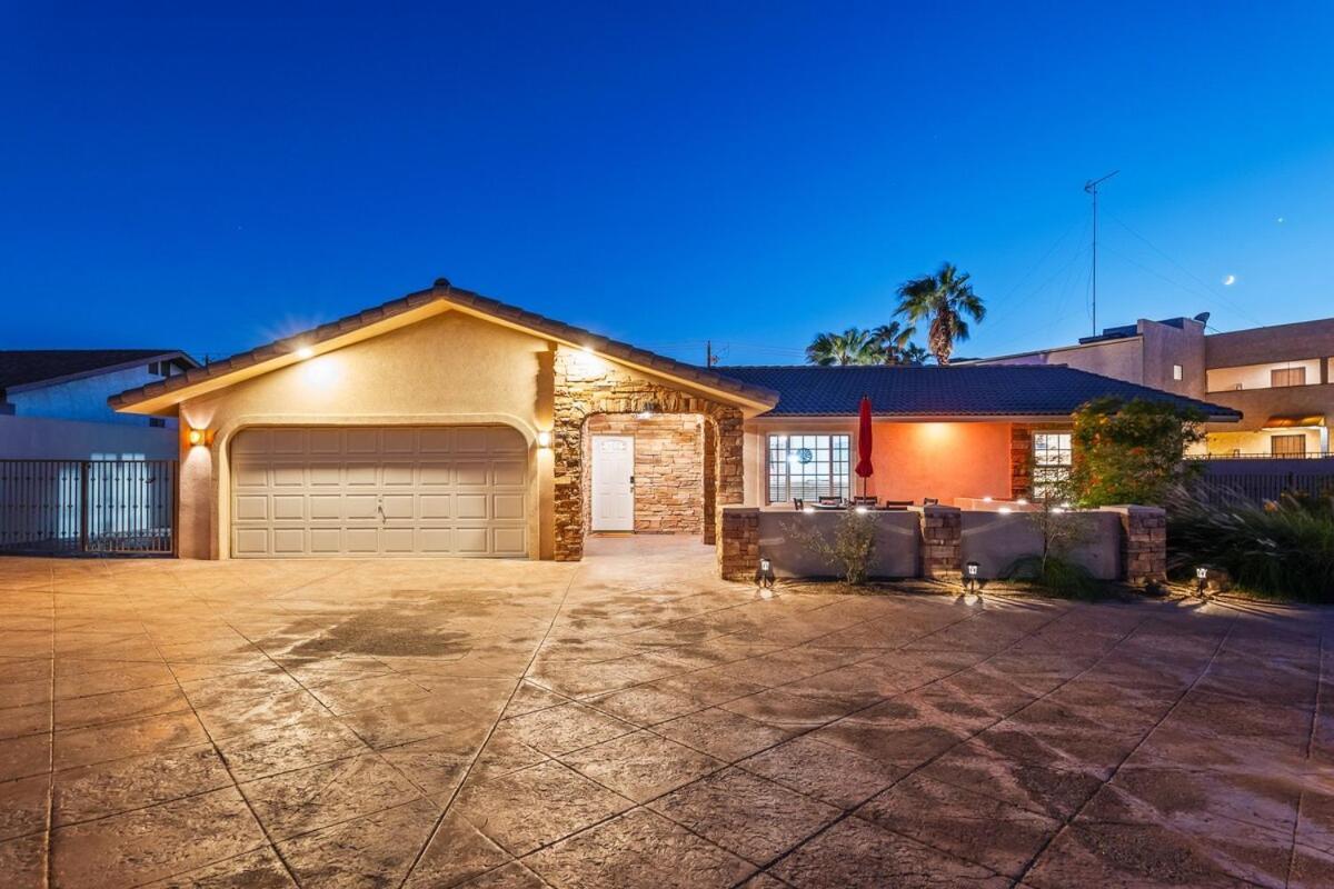 New Lakeside Hideaway Game Firepit Holiday home Lake Havasu City