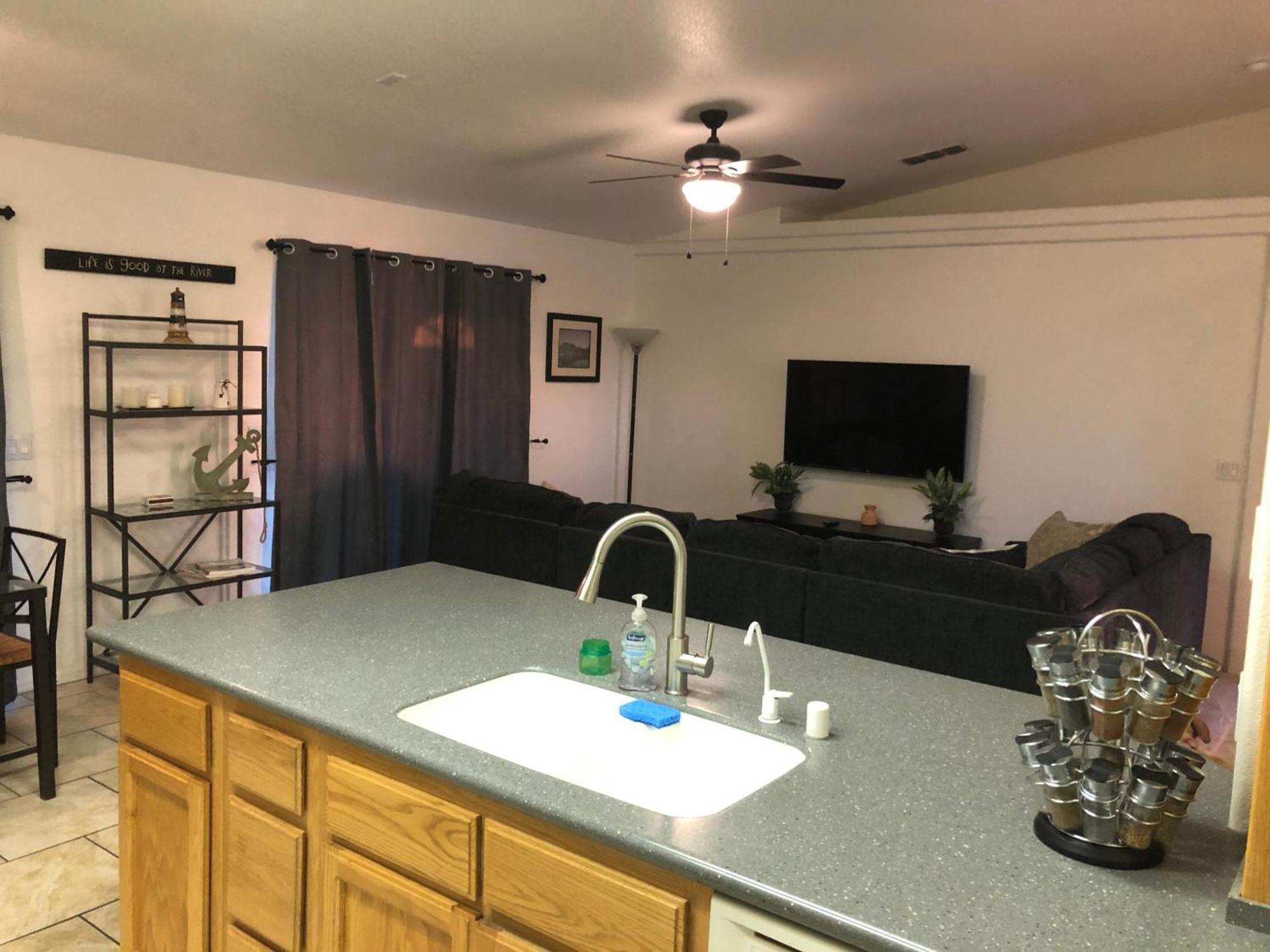 Stunning 4 Bedroom Pool Holiday home Lake Havasu City