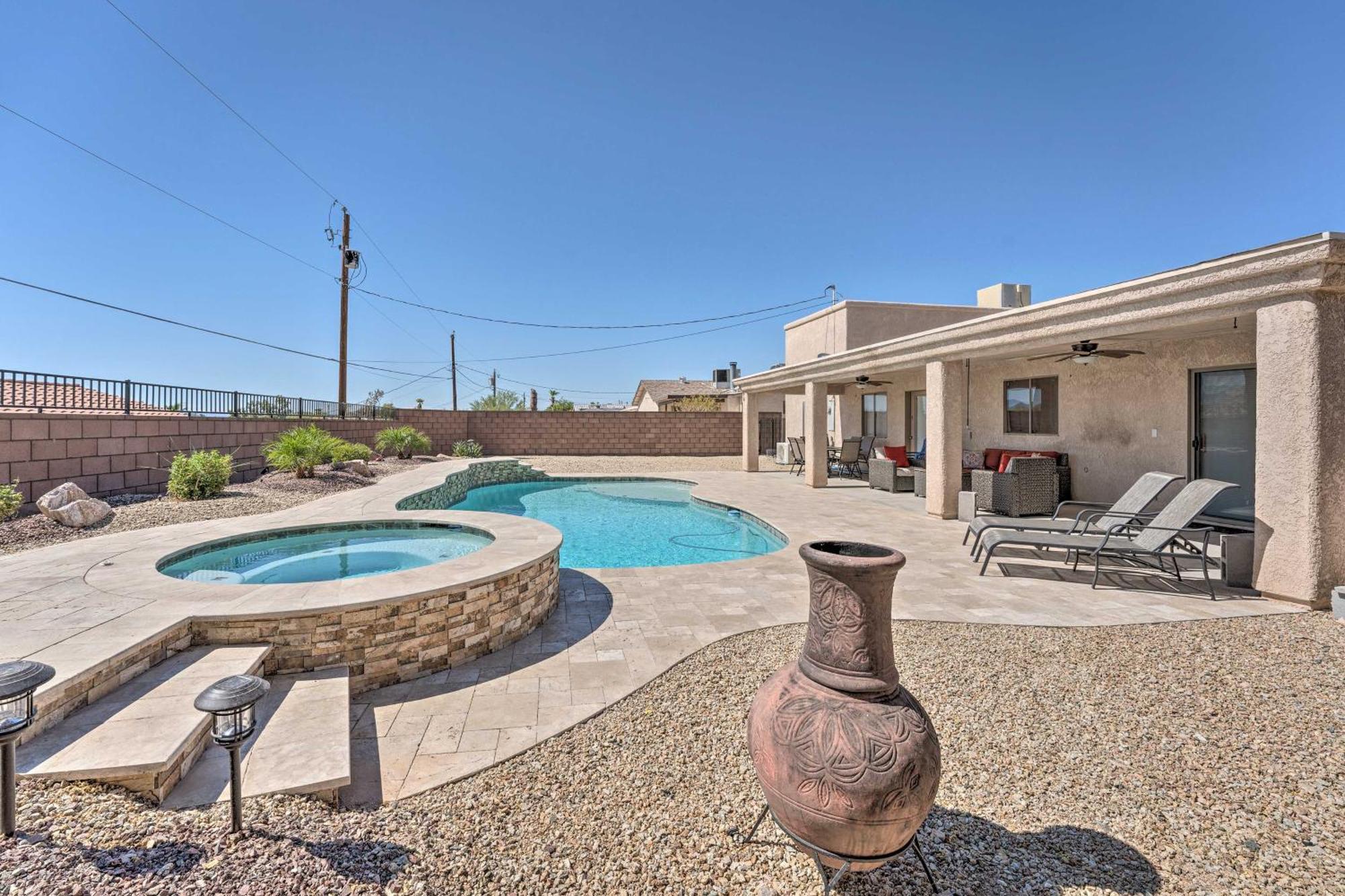 Havasu Gem Pool, And Bikes - 2 Mi To *