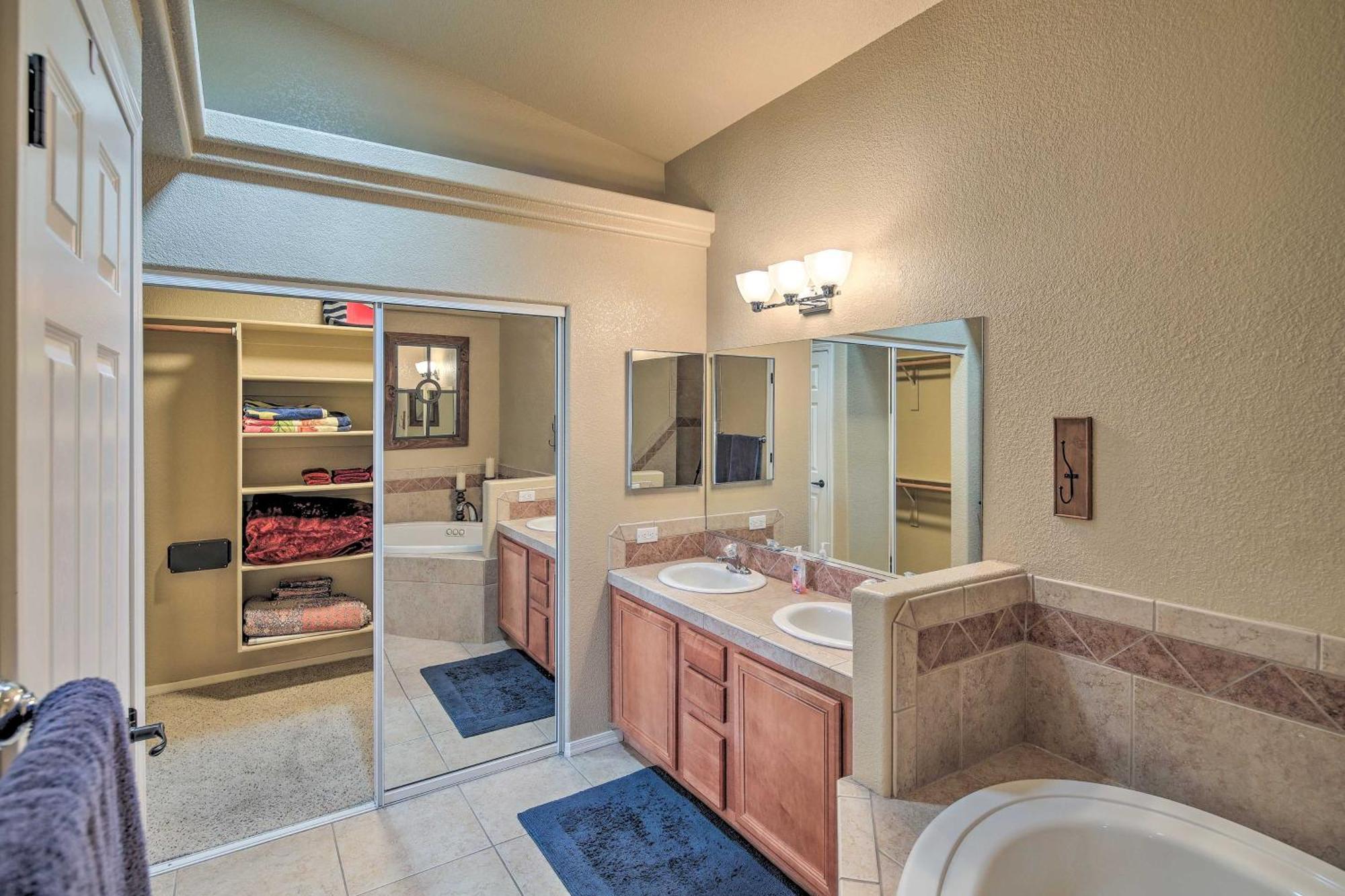 Havasu Gem Pool, And Bikes - 2 Mi To Holiday home