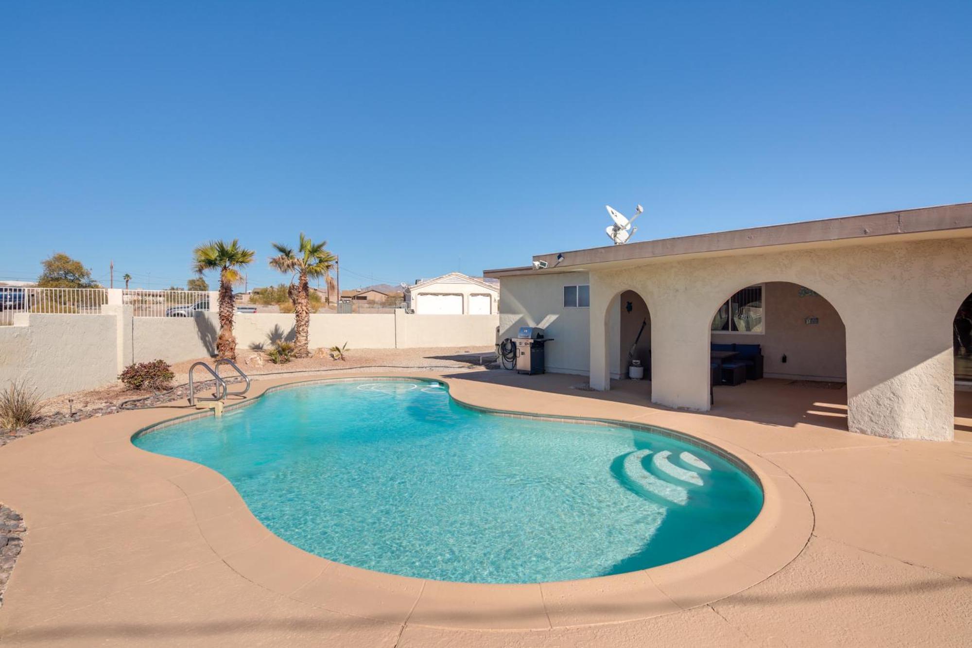 Sunny With Pool And Patio About 3 Miles To The Lake! *