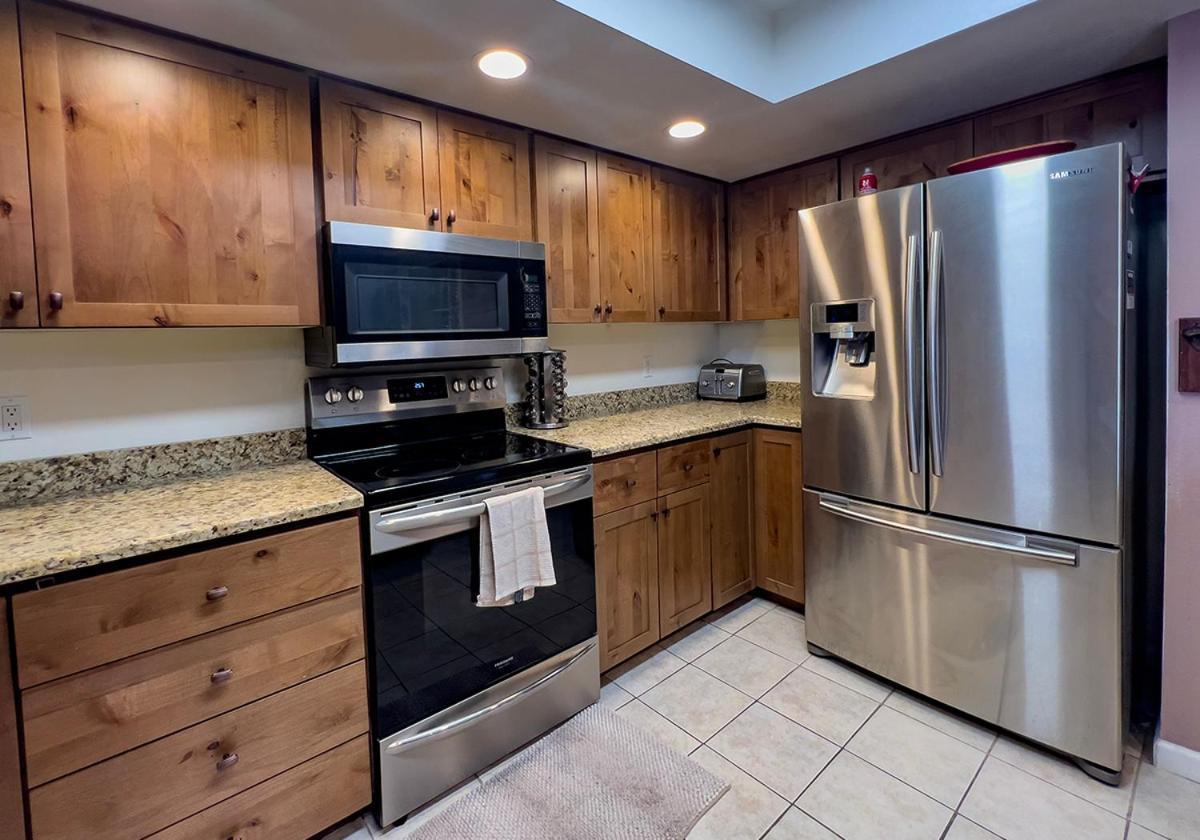 Lodestar Livin 4-bedroom Pool Views Holiday home Lake Havasu City