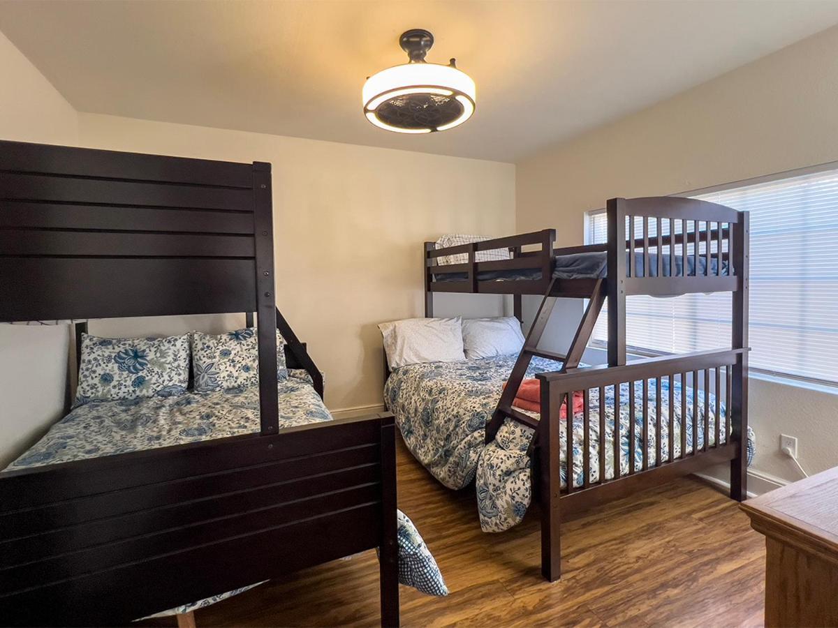 Lodestar Livin 4-bedroom Pool Views Holiday home Lake Havasu City