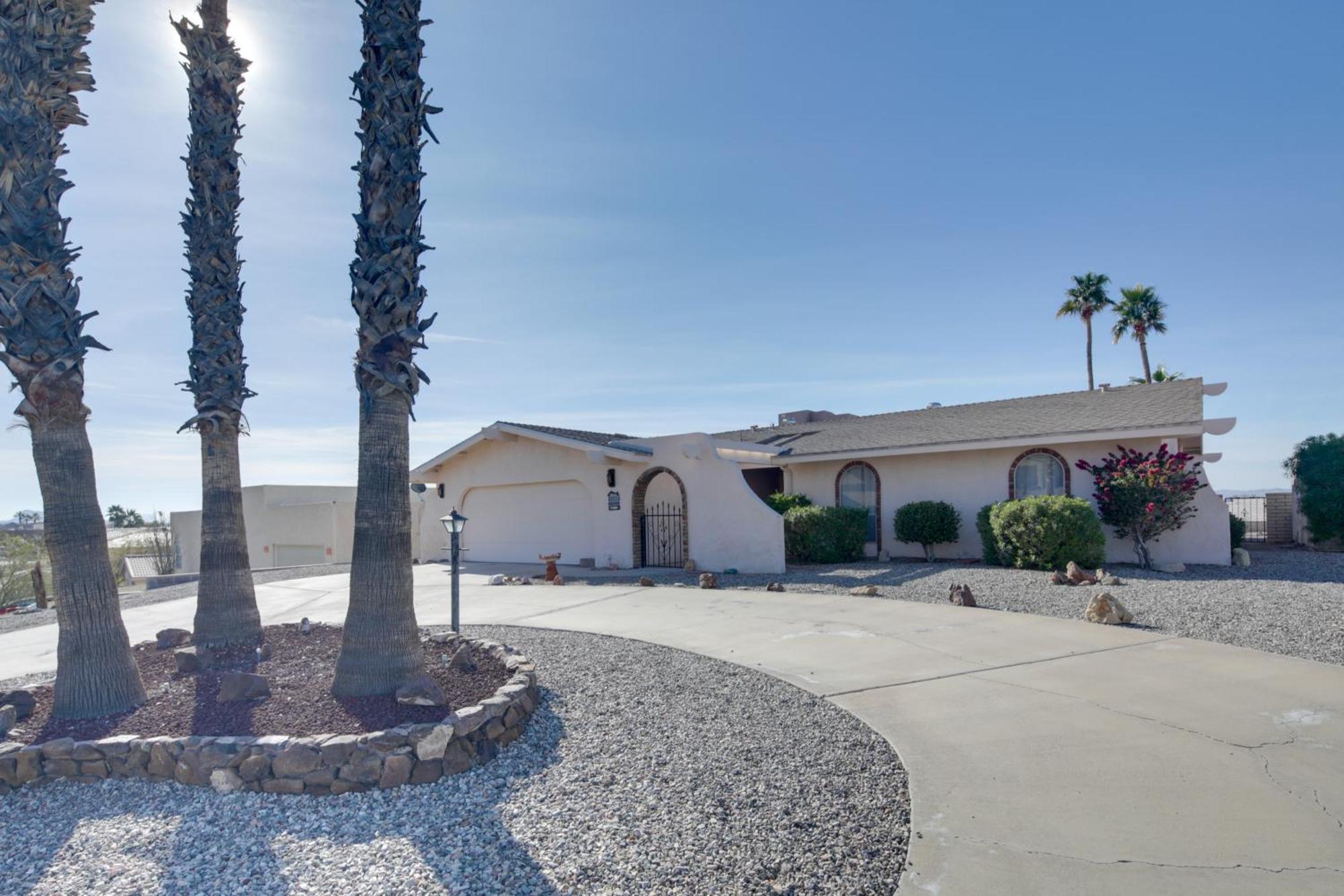 Private Oasis With Pool And Views, 2 Mi To Havasu Holiday home