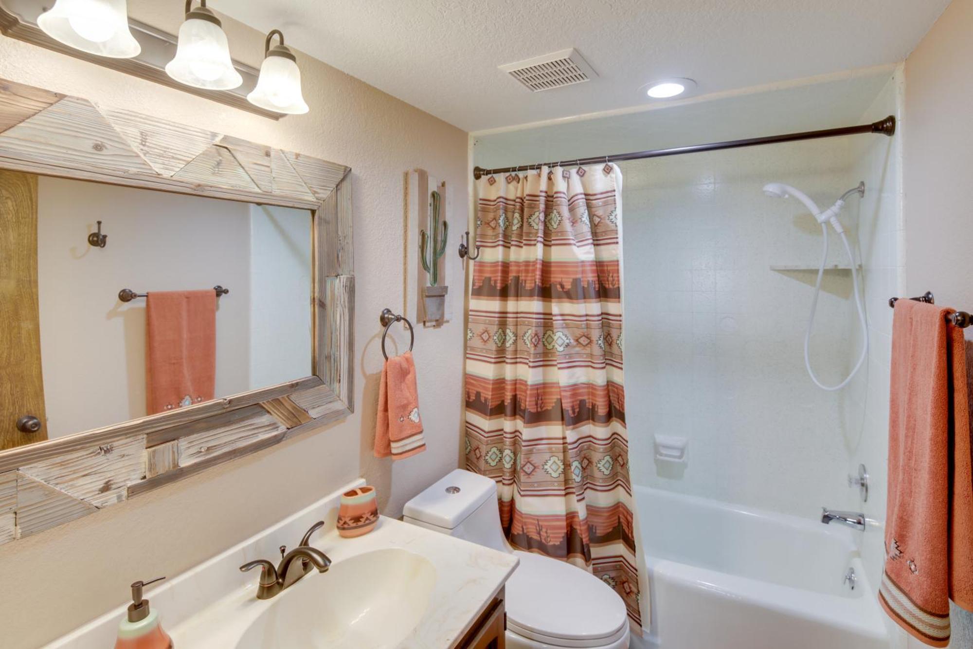Private Oasis With Pool And Views, 2 Mi To Havasu Holiday home