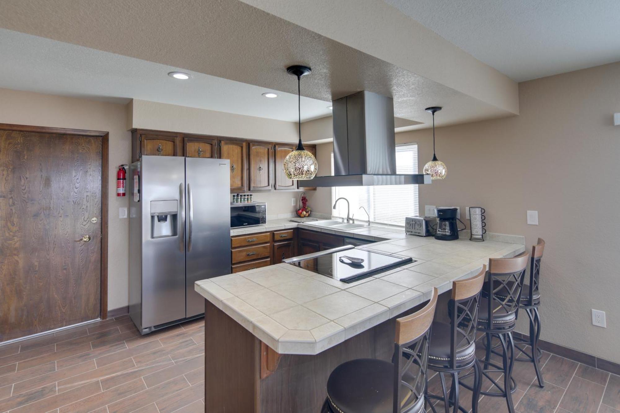 Private Oasis With Pool And Views, 2 Mi To Havasu Holiday home *