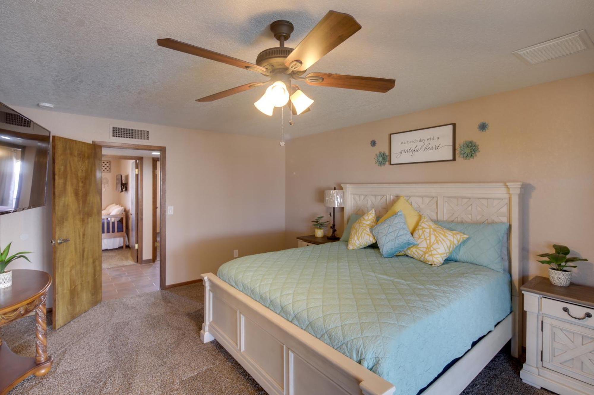 Private Oasis With Pool And Views, 2 Mi To Havasu