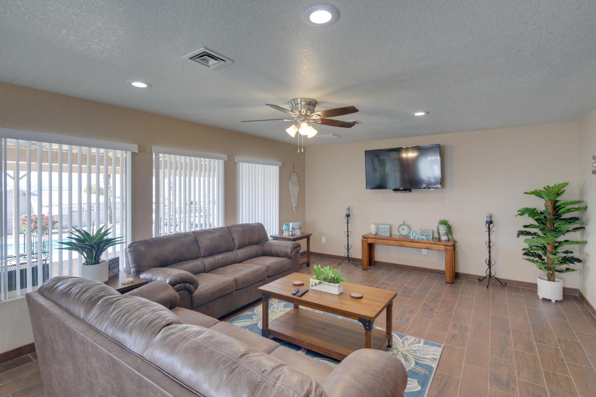 Private Oasis With Pool And Views, 2 Mi To Havasu *