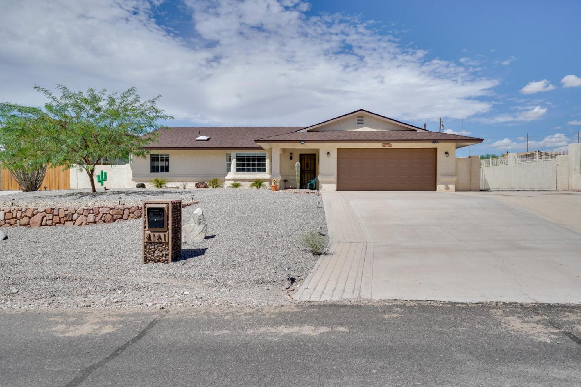 Havasu With Pool And Waterslide! Holiday home Lake Havasu City