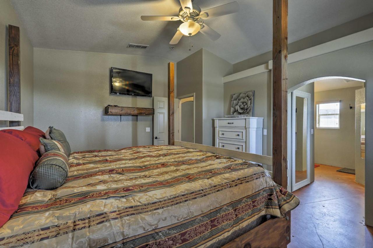 Holiday home Havasu Getaway With Patio - Hike, Swim, And Golf!