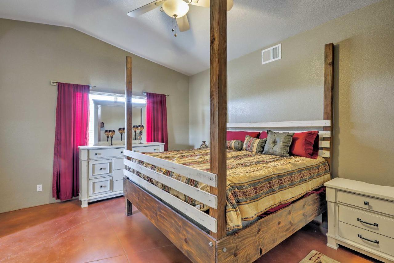 Holiday home Havasu Getaway With Patio - Hike, Swim, And Golf!