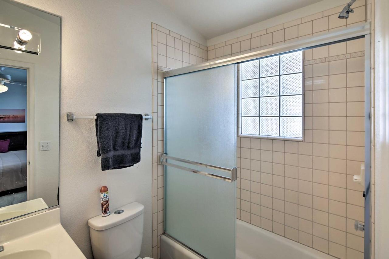 Havasu With Rooftop Deck And Mountain Views! Holiday home Lake Havasu City