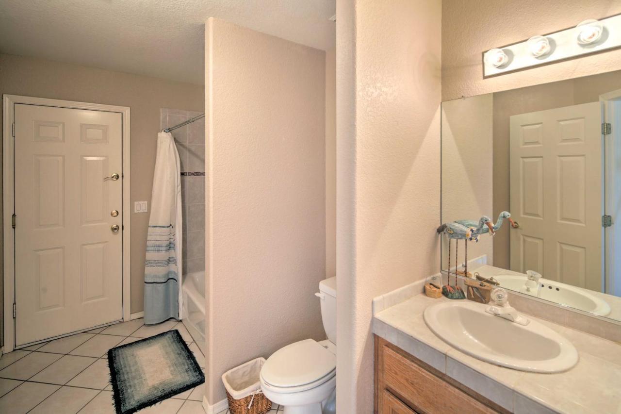 Modern With Pool, 4 Mi To Havasu Park! Holiday home