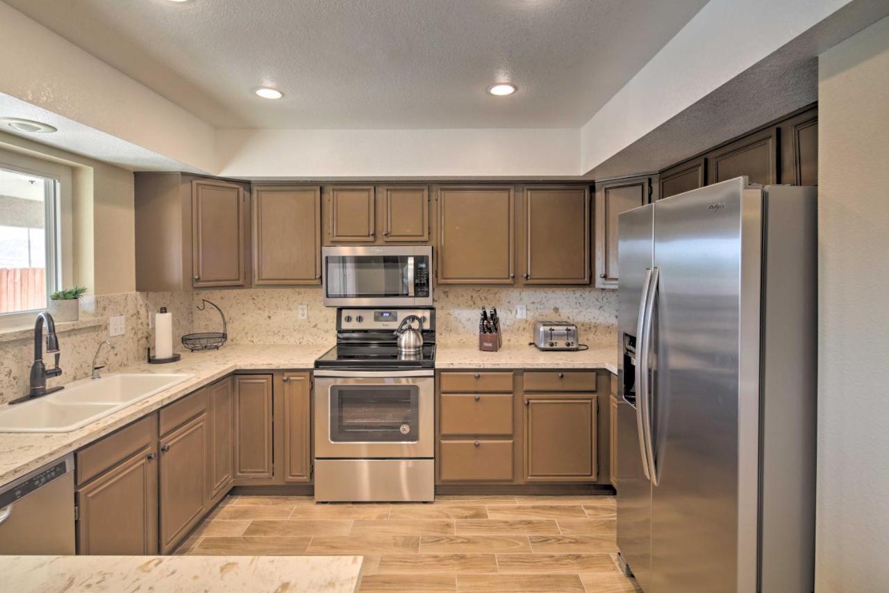 With Patio And Grill Less Than 3 Mi To Havasu! Holiday home