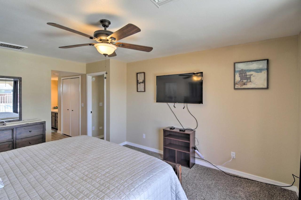 With Patio And Grill Less Than 3 Mi To Havasu! Holiday home