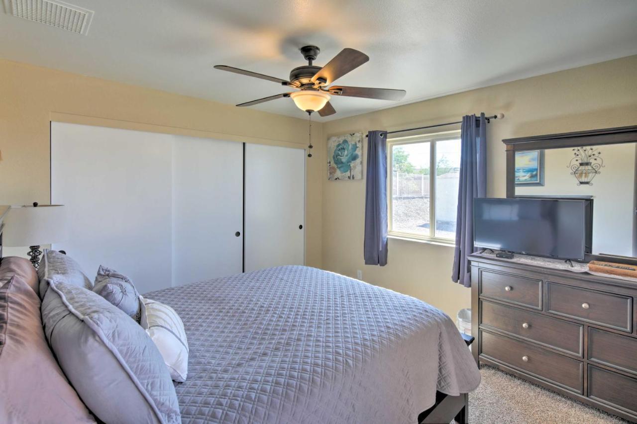 With Patio And Grill Less Than 3 Mi To Havasu! Holiday home
