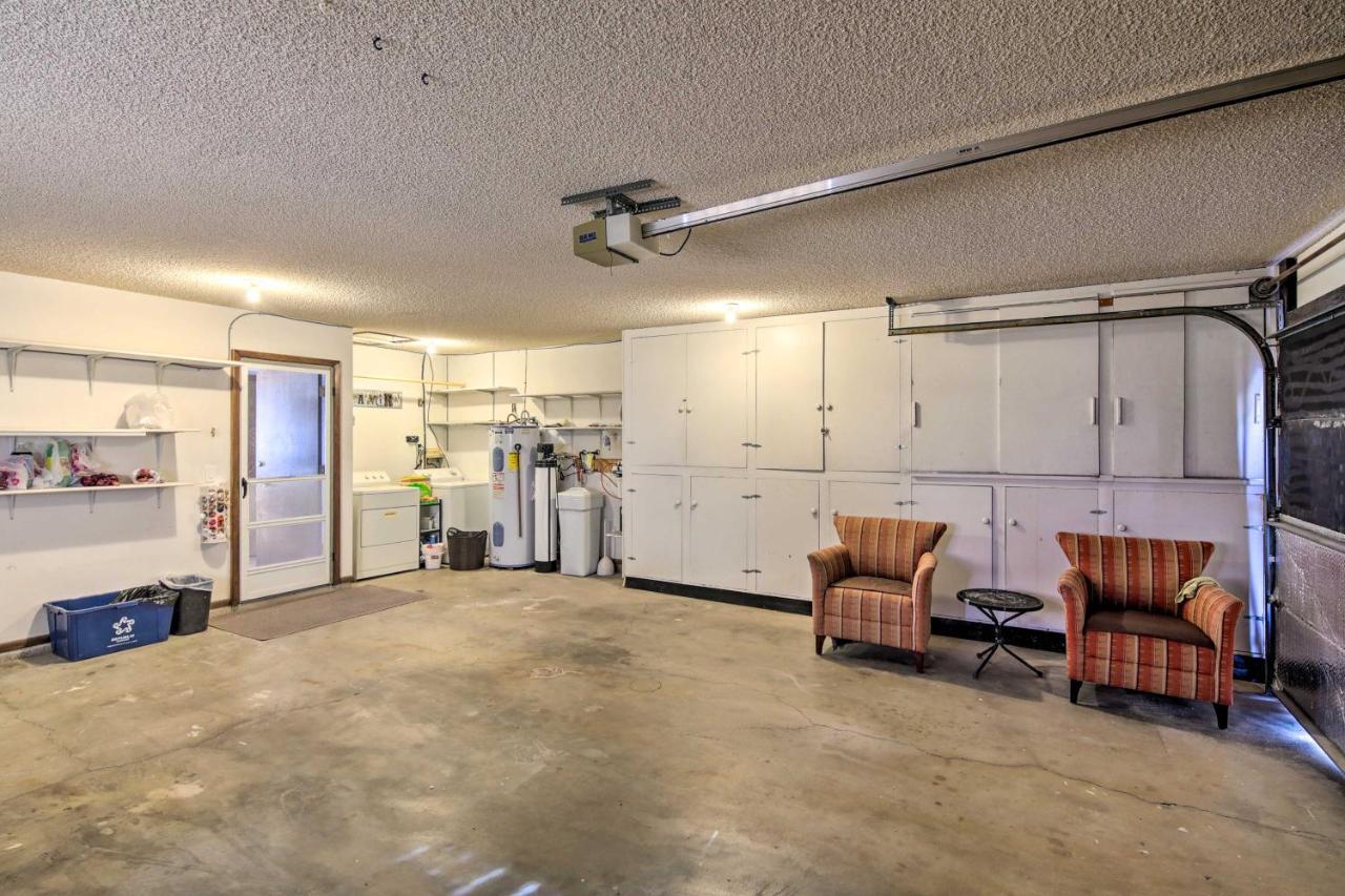 Private Oasis With Pool And Views, 2 Mi To Havasu *