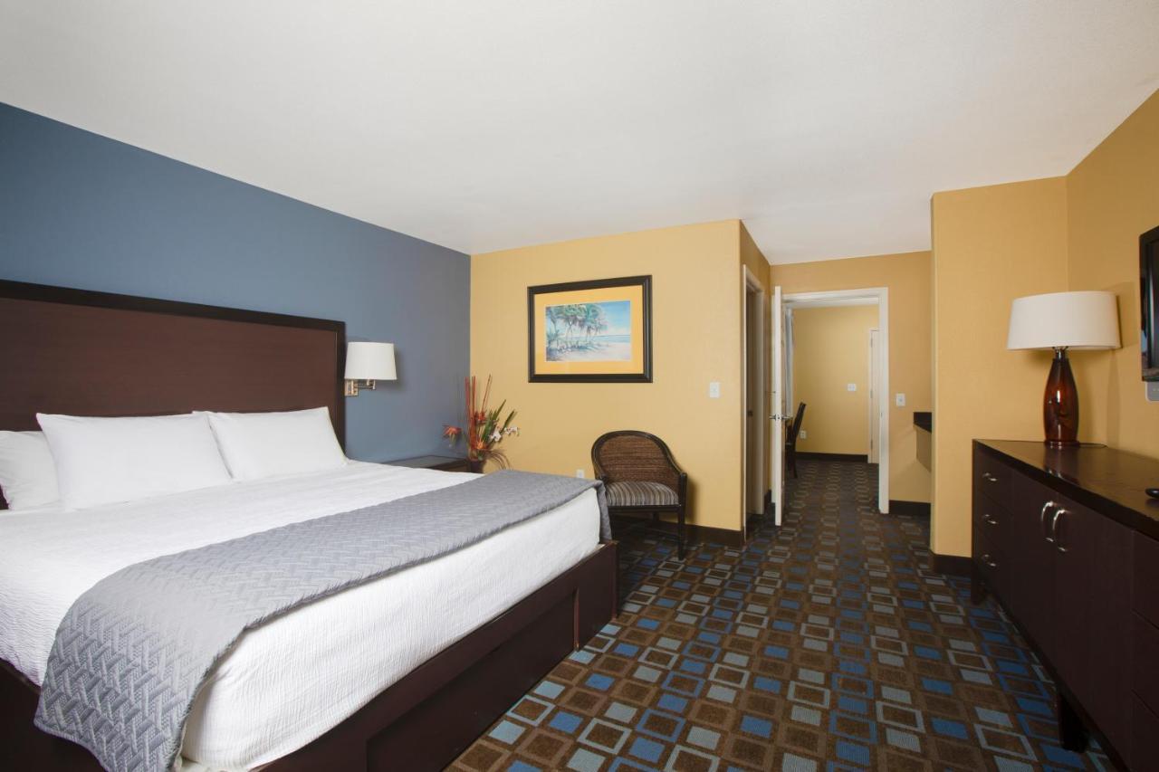Resort The Nautical Beachfront 3*