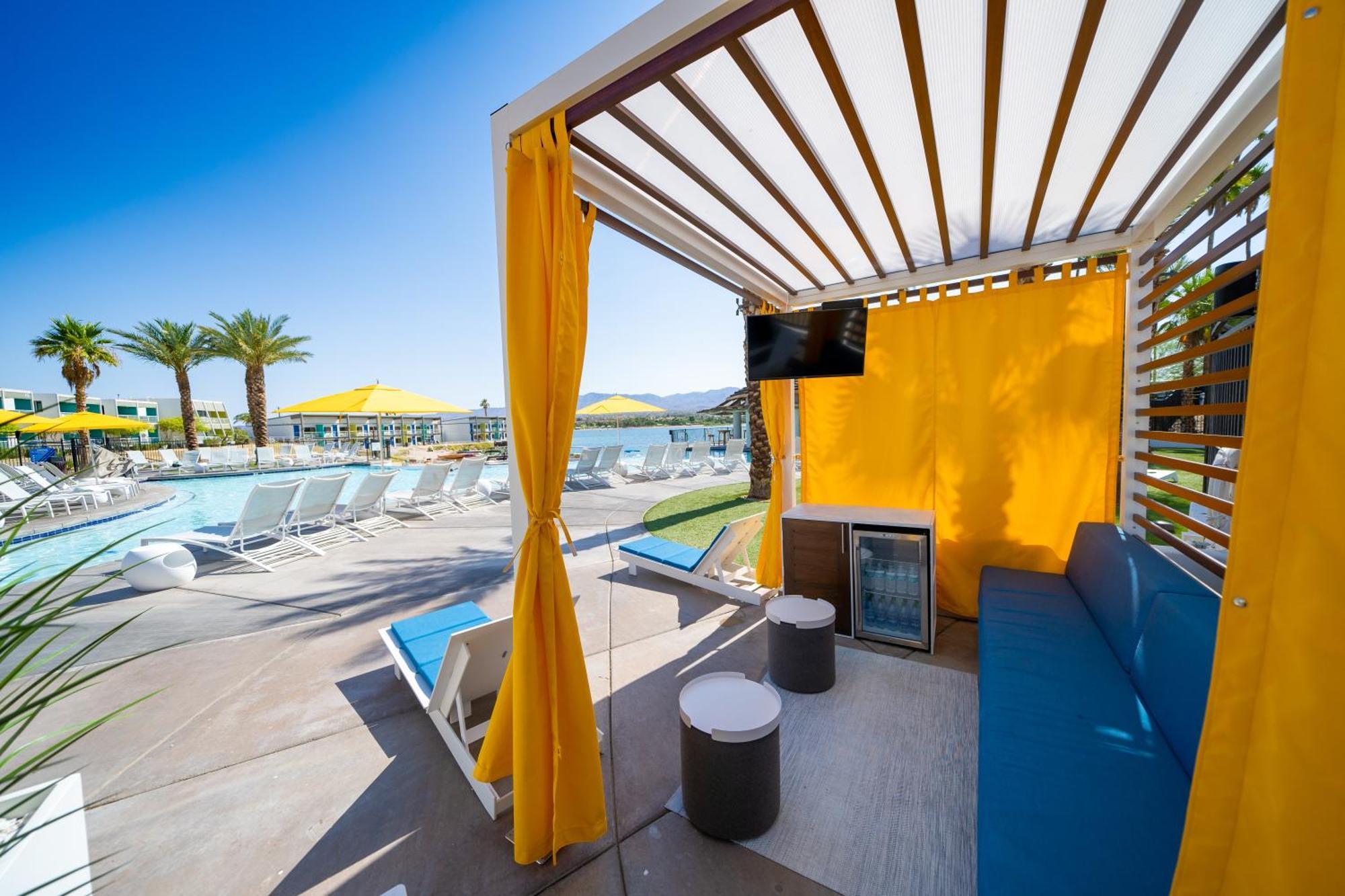 Resort The Nautical Beachfront