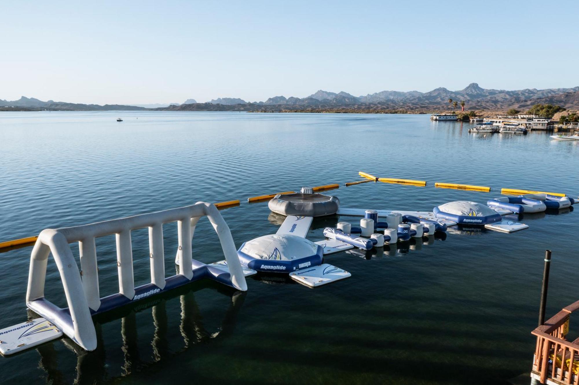 Resort The Nautical Beachfront 3*