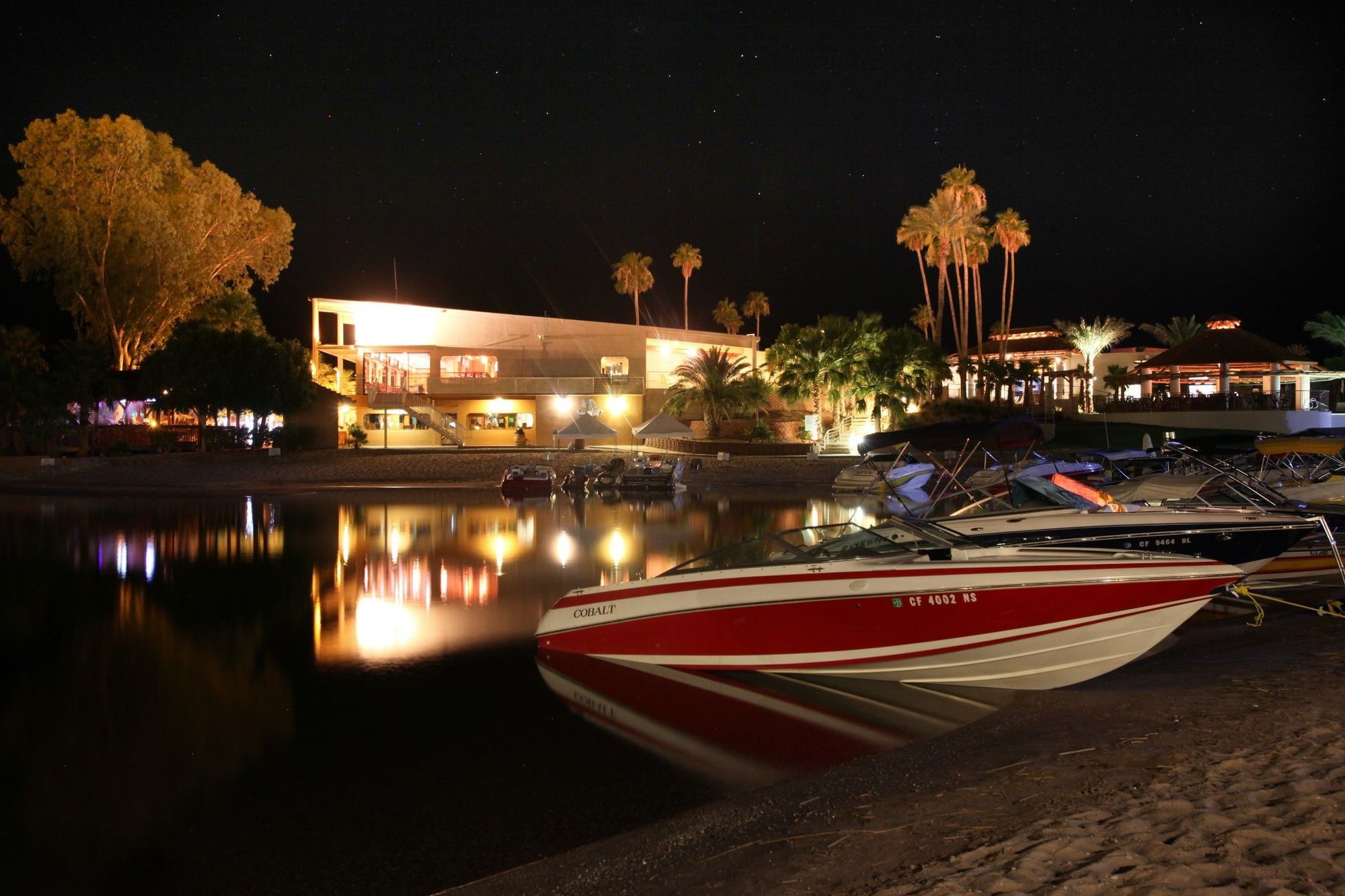 Resort The Nautical Beachfront