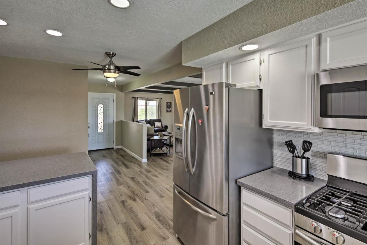 Havasu With Pool And Mtn Views, Near Marina Holiday home *